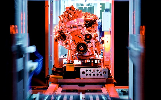 Výroba motorů v továrně BMW