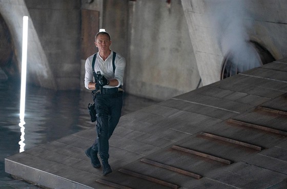 Daniel Craig jako Bond ve filmu Není as zemít