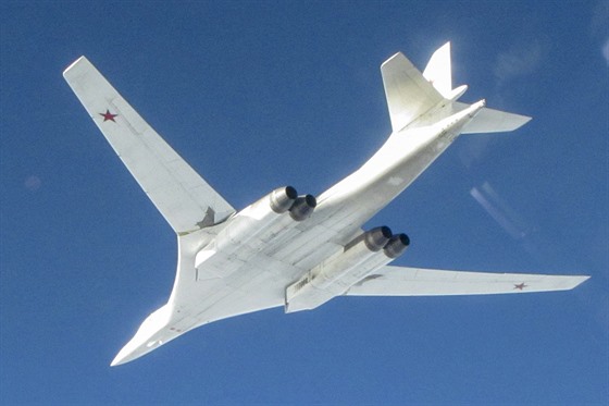 Ruský strategický bombardér Tu-160 na dálkovém letu kolem Evropy