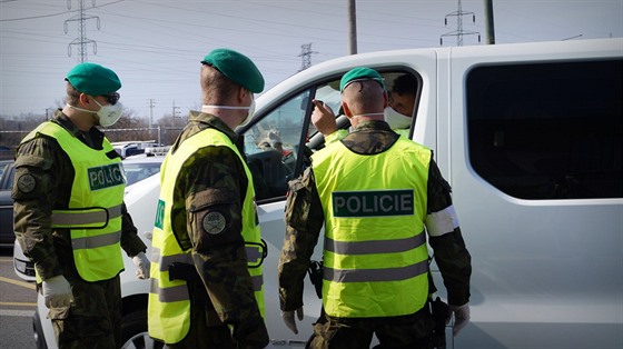 Vojáci pomáhají policistům na hraničních přechodech.