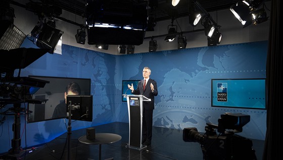Tisková konference šéfa NATO Jense Stoltenberga proběhla kvůli opatřením k...