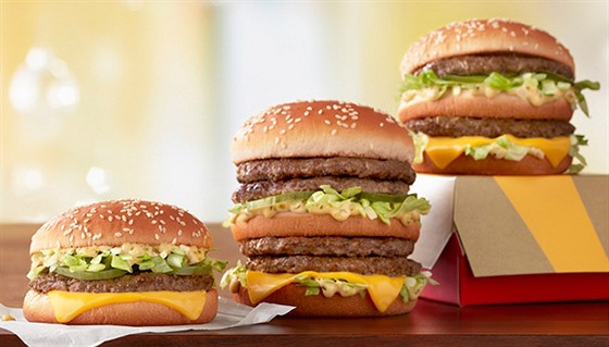 Little Mac (vlevo) a Double Big Mac (uprostřed) v nabídce řetězce McDonald's