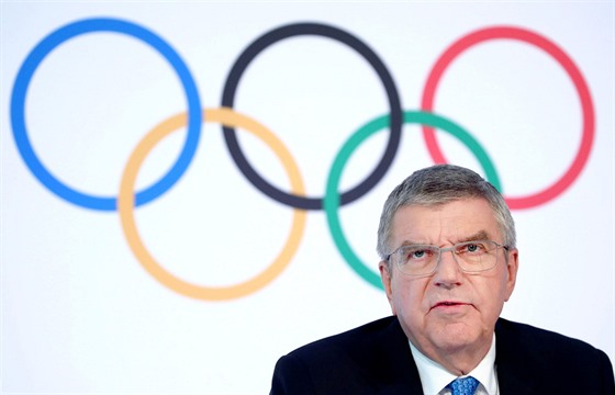 Předseda Mezinárodního olympijského výboru Thomas Bach hovoří na tiskové...