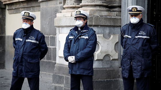 Italtí policisté steí ulice Milána poté, co vláda rozhodla o celostátní...