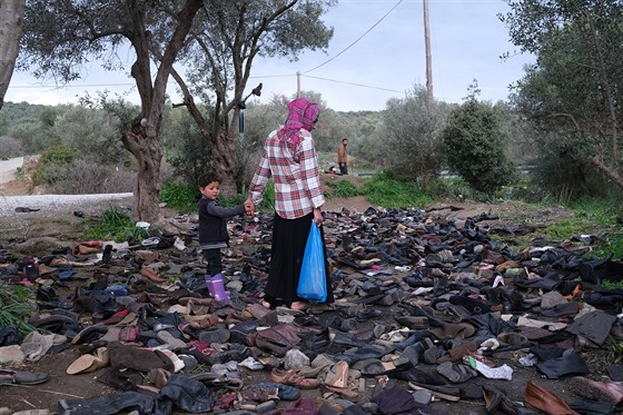 Migranti ped peplnným uprchlickým táborem Moria na eckém ostrov Lesbos...