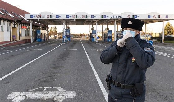 Maďarský policista na hranicích s Ukrajinou. Maďarsko kvůli šíření nového typu...