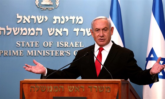 Izraelský premiér Benjamin Netanjahu oznamuje zavení restauraních a zábavních...