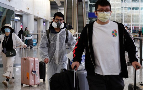 Cestující na letiti v Hongkongu. (17. bezna 2020)