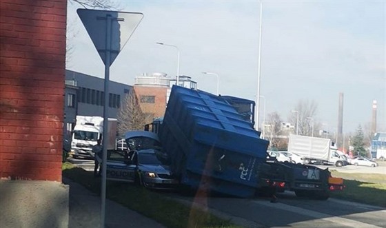 Čtyřtunový kontejner spadl přímo na policejní automobil. (10. března 2020)