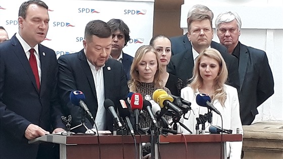 Poslanecký klub SPD se postavil za svoji kolegyni Karlu Maíkovou (po levici...