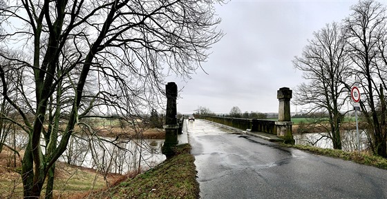 Most mezi Řečany a Kladruby nad Labem je vyžilý. Jeho nástupce už existuje na...