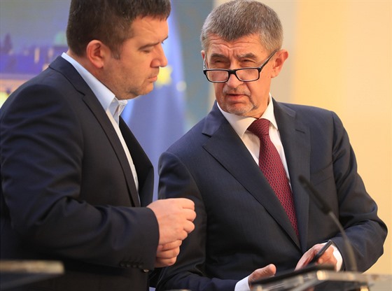 Ministr vnitra Jan Hamáek a premiér Andrej Babi na tiskové konferenci po...