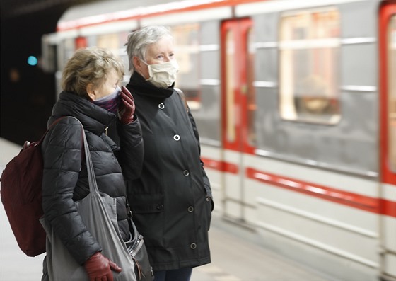 Lidé v praském metru se chrání roukami. Od verejka platí v Praze a nkolika...