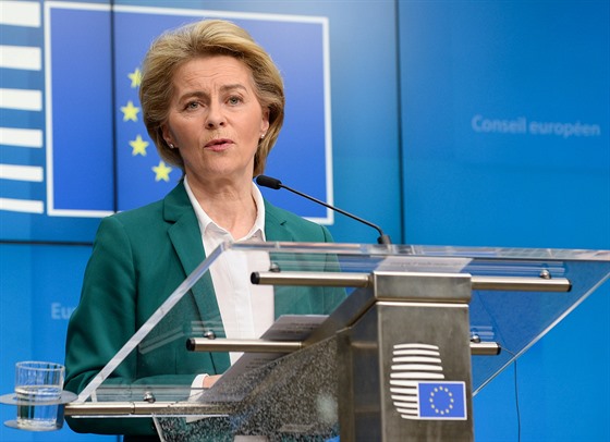 Předsedkyně Evropské komise Ursula von der Leyenová na tiskové konferenci po...