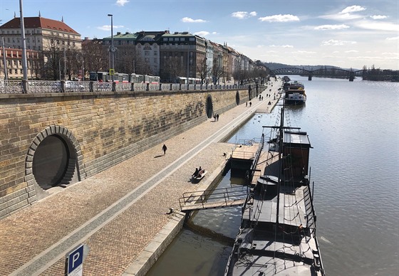Náplavka v Praze 2 u Palackého mostu bývá jindy plná lidí. Dnes vyuívá hezkého...