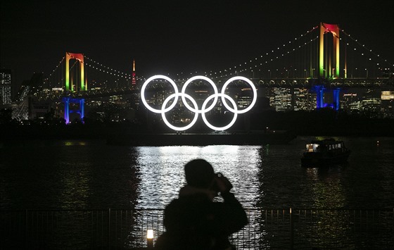 Rozzářené olympijské kruhy v Tokiu.
