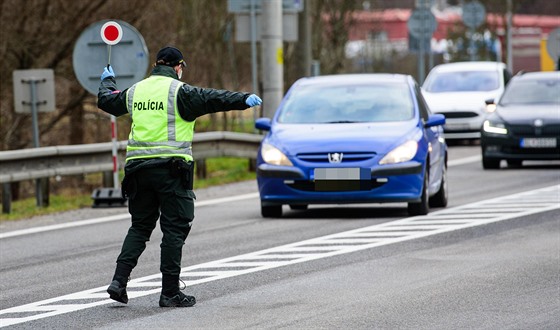 Slovenská policie kontroluje v souvislosti s koronavirem auta na píjezdu z...