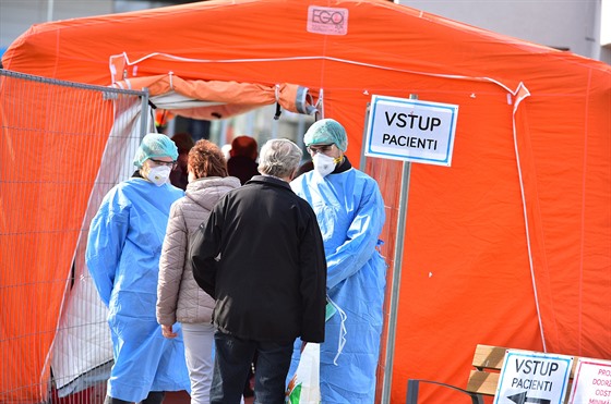 Kontroly pacientů přicházejících do areálu nemocnice v Uherském Hradišti.