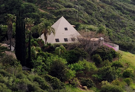 Pohled na dům ve tvaru pyramidy, který stojí nad údolím San Fernando a nabízí...