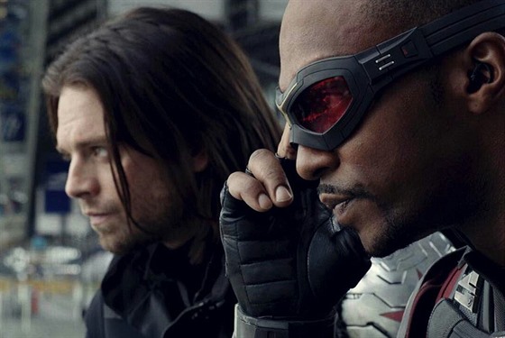 Sebastian Stan a Anthony Mackie ve filmu Captain America: Obanská válka