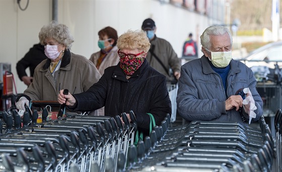 V Česku mezi 7. a 9. hodinou nakoupí v marketech pouze senioři nad 65 let