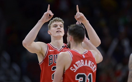 Lauri Markkanen (vlevo) a Tomá Satoranský se radují z povedené akce Chicaga.