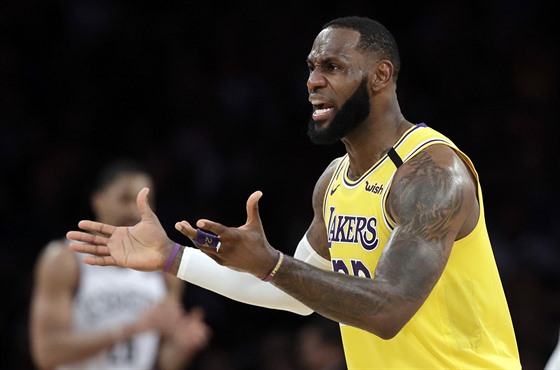 LeBron James z LA Lakers se hádá s rozhodím.