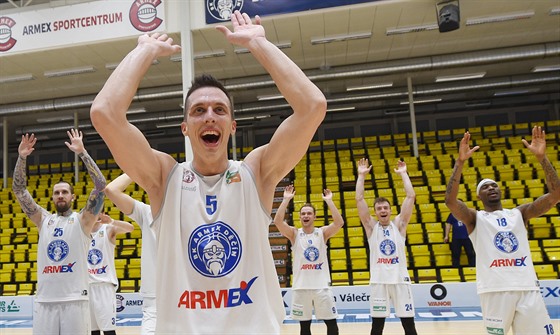 Tomá Pomikálek a dalí díntí basketbalisté slaví výhru nad Pardubicemi.