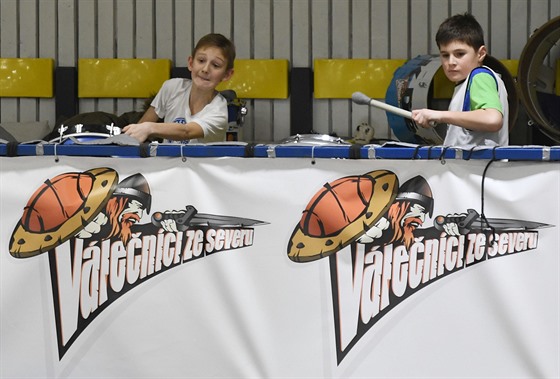 Díntí basketbalisté mli doma podporu alespo od malých bubeník.