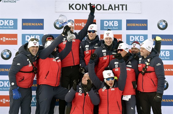Nortí biatlonisté slaví pohárový triumf Johannese Thingnese Böa.