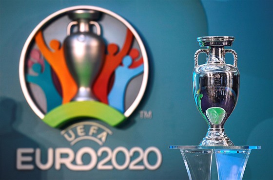 EURO 2020 - logo ampionátu a trofej pro vítze mistrovství Evropy.