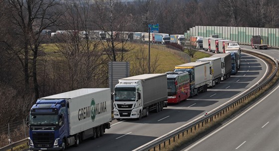Na česko-polském hraničním přechodu Chotěbuz se kvůli uzavření hranic tvoří...