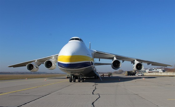 Velkokapacitní ukrajinský letoun An-124 Ruslan, který do Česka přepraví z Číny...
