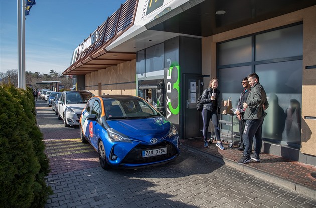 V Čestlicích u Prahy hořela restaurace McDonald’s, škoda je 10 milionů