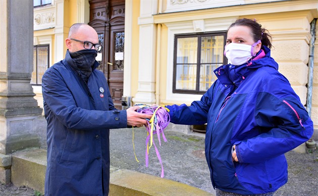 Radim Pochop pebírá bhem pondlního rána uité rouky od Aleny Lacinové. Ta...