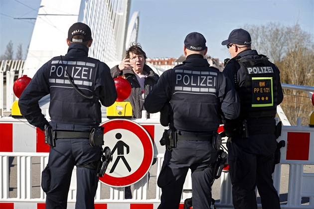 Policisté na německo-francouzské hranici v Kehlu zabraňují ženě vstoupit na...