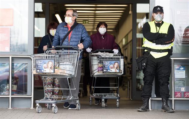 Senioři odcházejí při nakupování v supermarketu v Nymburce. (19. března 2020)