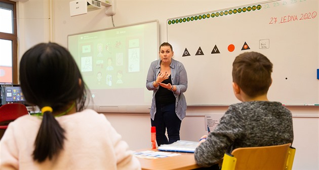 Unikátní výuka ve kole pro sluchov postiené ve tefánikov ulici v Hradci...