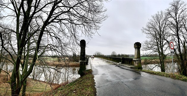 Most mezi eany a Kladruby nad Labem je vyilý. Jeho nástupce u existuje na...