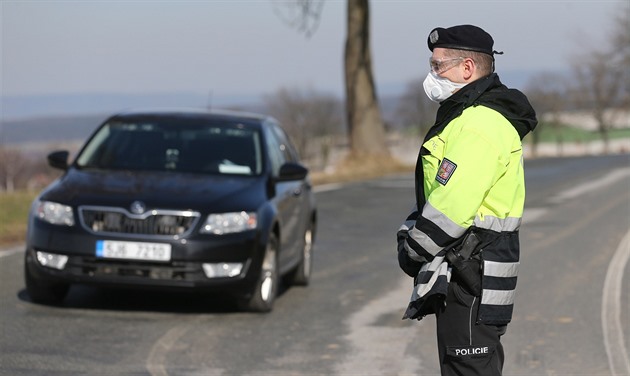 Na dodrování izolace vísky Kynice dohlíí pt policejních hlídek. Do karantény...