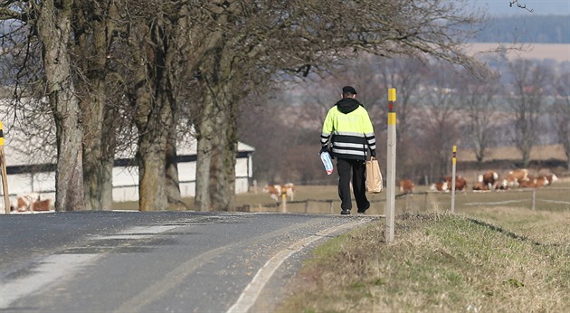 Policista nese nákup k obci. Kynice budou minimáln dva týdny izolovány od...