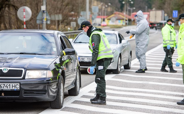 Slovenská policie kontroluje v souvislosti s koronavirem auta na píjezdu z...