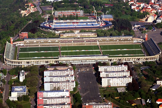 Letecký pohled na Velký strahovský stadion, archivní snímek