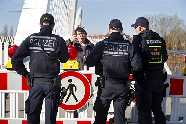 Policisté na nmecko-francouzské hranici v Kehlu zabraují en vstoupit na...