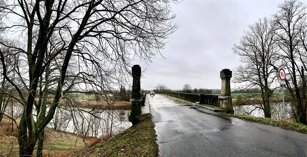 Most mezi eany a Kladruby nad Labem je vyilý. Jeho nástupce u existuje na...