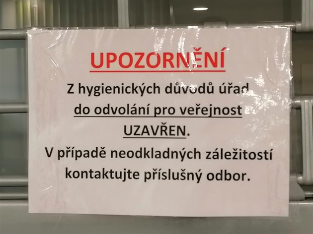 Zaveno je od stedy 11. bezna 2020 a do odvolání na mnoha místech.Nefunguje Úad M Praha 4 u polikliniky Budjovická, VE na námstí Winstona Churchilla, Ústední knihovna na Mariánském námstí a Technická knihovna v Dejvicích, Národní divadlo ani mul