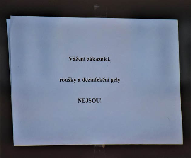 Na bezpenostní opatení stanovené vládou zareagovali provozovatelé restaurací a obchod velmi rychle. Na výlohách se zaínají objevovat nejrznjí nápisy s jasným vzkazem - je zaveno. Nkde probíhá omezený provoz - jídlo je vydáváno u okénka nebo je ro