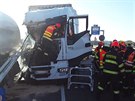 Provoz na dálnici D2 těsně před Brnem zastavila nehoda dvou nákladních aut....