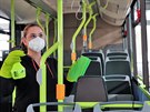 Úklidová firma zajišťuje dezinfekci autobusů karlovarského dopravního podniku v...