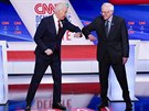 Joe Biden a Bernie Sanders se zdraví před debatou. Kvůli šíření koronaviru se...